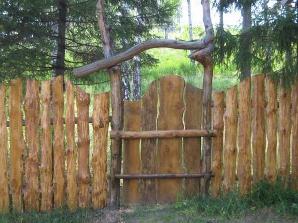Строим забор из дерева своими руками - фото