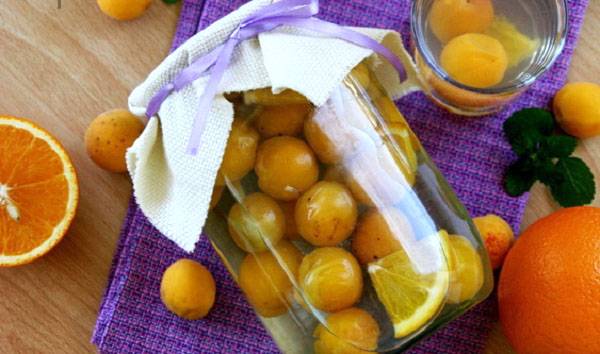 Освежающий компот из абрикосов и апельсина на зиму с фото